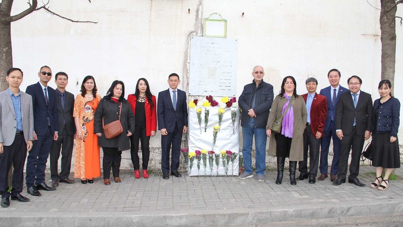 Cérémonie commémorative des journalistes algériens décédés dans un accident au Vietnam il y a 50 ans. Photo : baoquocte.vn