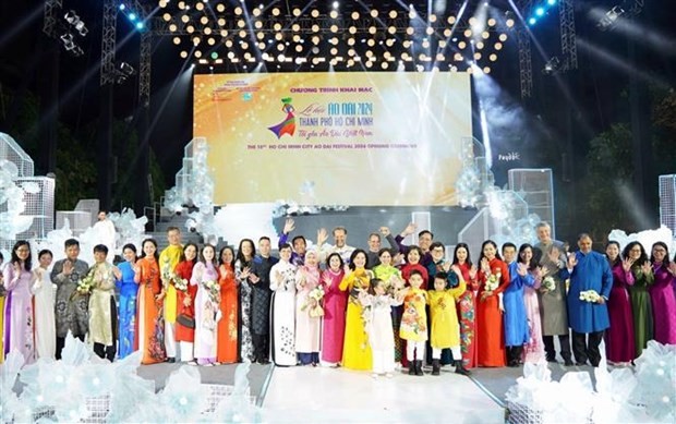 La 10e Fête de l'áo dài (tunique traditionnelle vietnamienne) de Hô Chi Minh-Ville, placée sous le thème "J’aime l’ao dài du Vietnam", a été inaugurée dans la soirée du 7 mars. Photo : VNA.