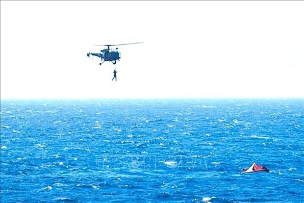 Un hélicoptère de sauvetage sauve des marins après une attaque contre un cargo au large du Yémen, le 6 mars 2024. Photo : VNA.