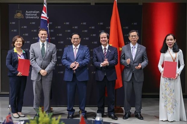 Le Premier ministre Pham Minh Chinh et des dirigeants des ministères et secteurs des deux pays, les universités vietnamiennes et australiennes ont échangé huit accords de coopération. Photo : VNA