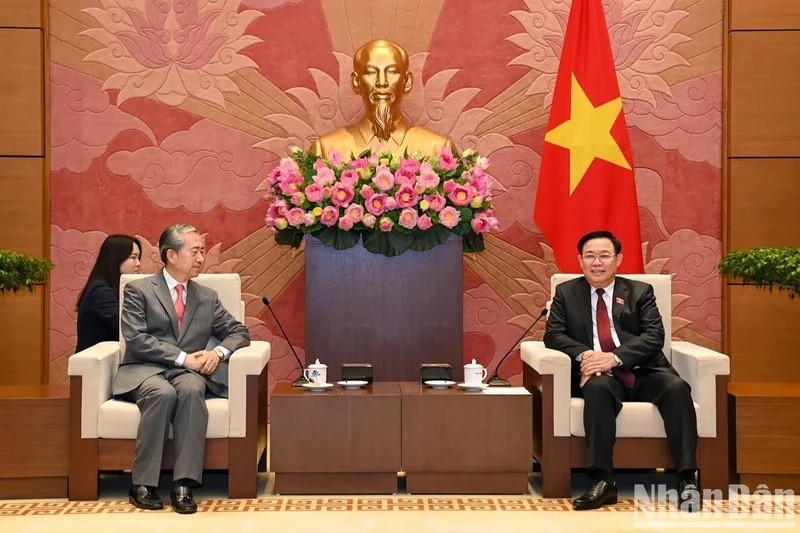 Le Président de l'Assemblée nationale du Vietnam, Vuong Dinh Huê (à droite) et l'ambassadeur de Chine au Vietnam Xiong Bo. Photo : VNA.
