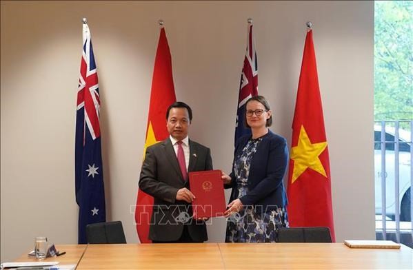Le vice-ministre vietnamien de la Justice Trân Tiên Dung et la secrétaire adjointe australienne à la Justice, Tara Inverarity. Photo : VNA