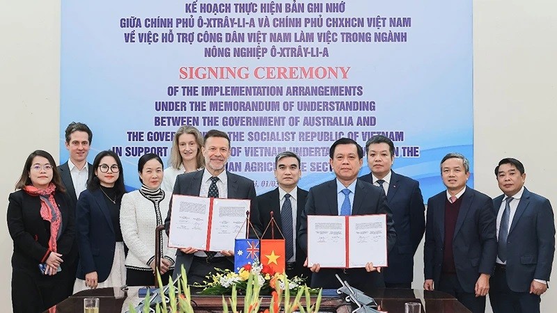 Cérémonie de signature du protocole d’accord pour aider les Vietnamiens à travailler dans le secteur agricole australien. Photo : NDEL
