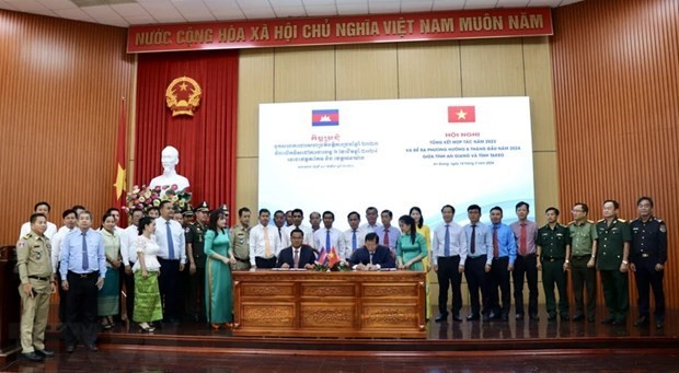 Lors de la cérémonie de signature de l'accord de coopération entre les autorités de An Giang et Takeo. Photo : VNA.