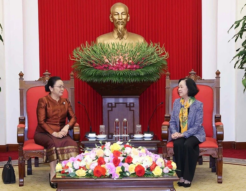 La membre du Bureau Politique, Permanente du Secrétariat du Comité central du Parti et cheffe de la Commission de l’Organisation du Comité central du Parti, Truong Thi Mai, serre la main de la nouvelle ambassadrice du Laos au Vietnam, Khamphao Ernthavanh. Photo : VNA.
