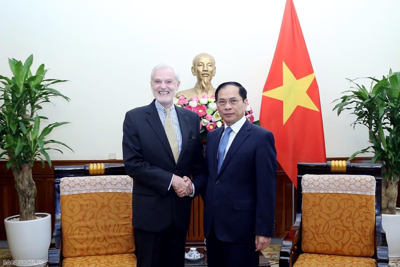 Le ministre des AE, Bùi Thanh Son (à droite) et l’ambassadeur du Portugal en Thaïlande et au Vietnam, João Bernardo Weinstein. Photo : baoquocte.vn