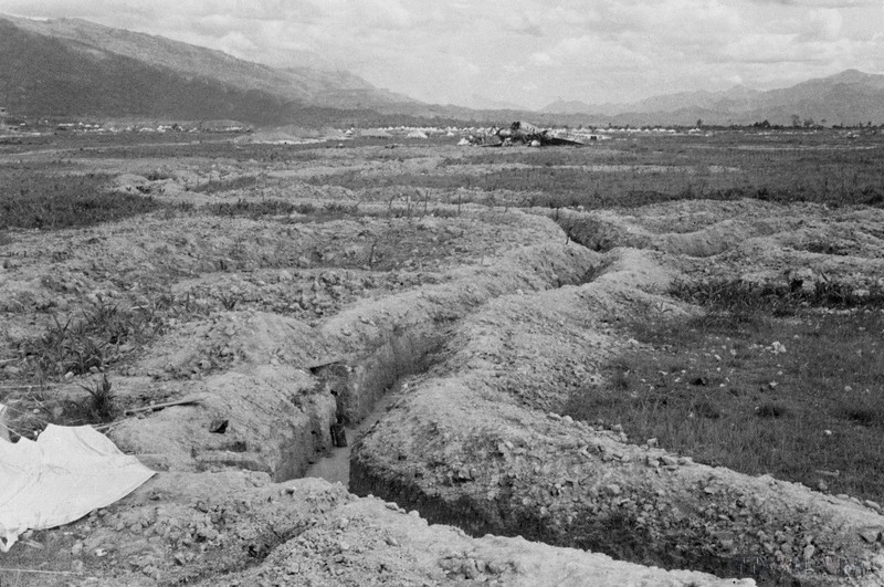 Nos tranchées ont coupé l’aéroport de Muong Thanh en deux, créant des conditions favorables aux soldats d’assaut pour détruire l’ennemi. Photo : VNA.