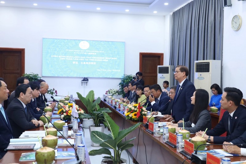 Réunion entre le président du Comité populaire provincial de Khanh Hoa et la délégation de la préfecture de Hiroshima, conduite par Nakamoto Takashi. Photo : VOV.