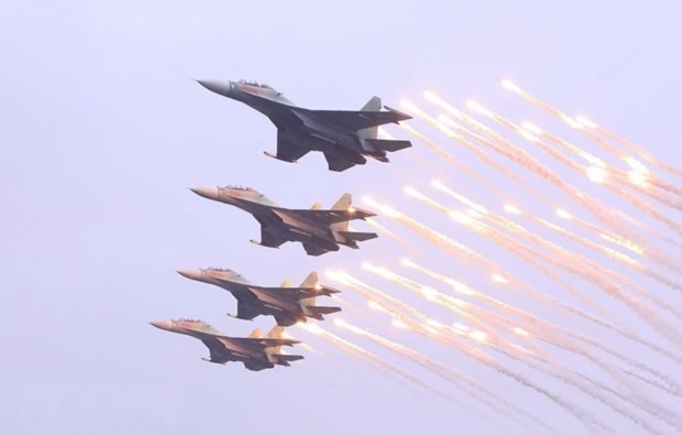 Une démonstration aérienne lors du Salon international de la défense du Vietnam 2022. Photo : VNA