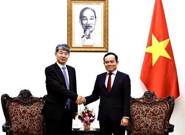Le directeur général adjoint de l'AIEA, Hua Liu (à gauche) et le Vice-Premier ministre Trân Luu Quang. Photo : VNA.