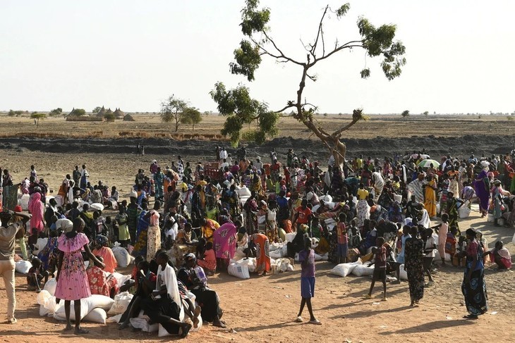 Les réfugiés soudanais reçoivent de l'aide à Bentiu, au Soudan du Sud. Photo : AVI.