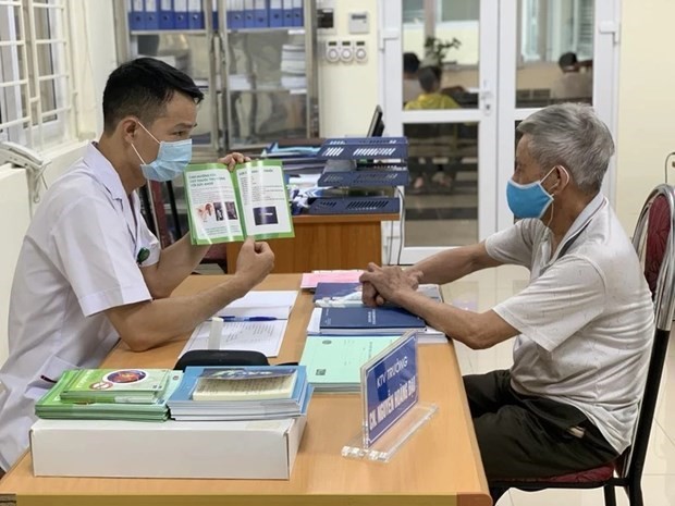 Un médecin de l’Hôpital pulmonaire central dispense des conseils à un patient tuberculeux. Photo : VNA