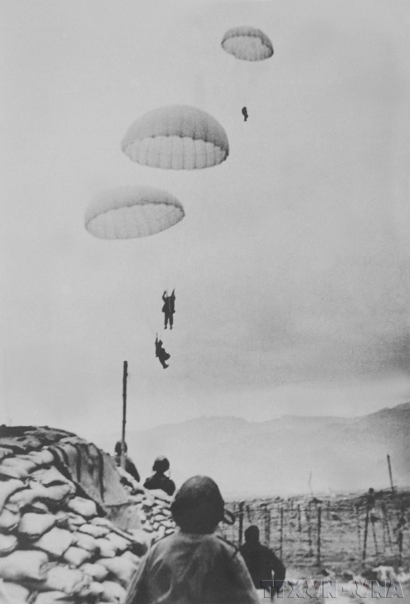 Des soldats français parachutés à Diên Biên Phu le 23 mars 1954 lors du commencement de la campagne de Diên Biên Phu de 55 jours et nuits. Photo : VNA .