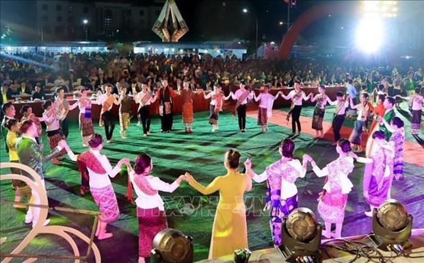 Spectacle de danse lors de la fête du tourisme culturel, à Houaphan, au Laos. Photo : VNA.
