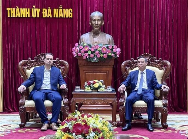 Le président du Comité populaire de la ville de Dà Nang, Lê Trung Chinh (à droite) reçoit Jérémy Bacchi, membre du Bureau Politique du Parti communiste français (PCF), sénateur des Bouches-du-Rhône. Photo : VNA.