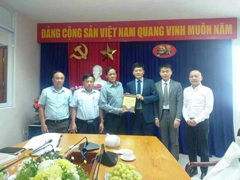 La délégation du consulat général de la Chine à Dà Nang en visite de travail au Bureau permanent du Journal Nhân Dân de la ville de Dà Nang, le 26 mars. Photo : NDEL.