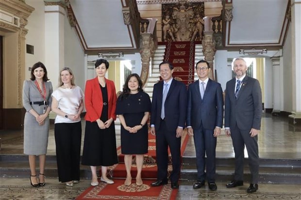 Des responsables de Hô Chi Minh-Ville et ceux du Canada. Photo : VNA