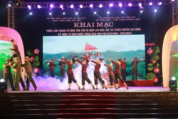 Une représentation artistique ambulante en l’honneur du 70e anniversaire de la victoire de Diên Biên Phu. Photo : VNA