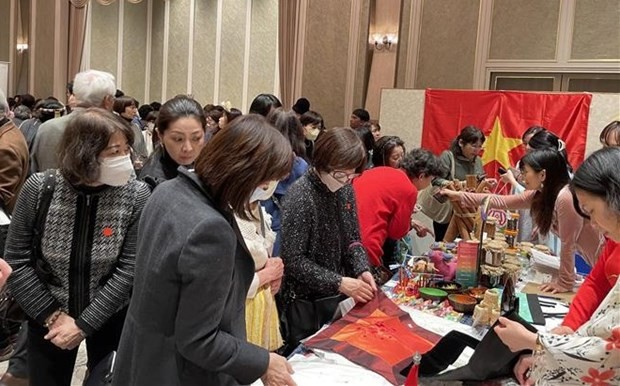 Le stand de l'Association des femmes de l'ambassade du Vietnam au Japon suscite l'intérêt de nombreux invités. Photo: VNA