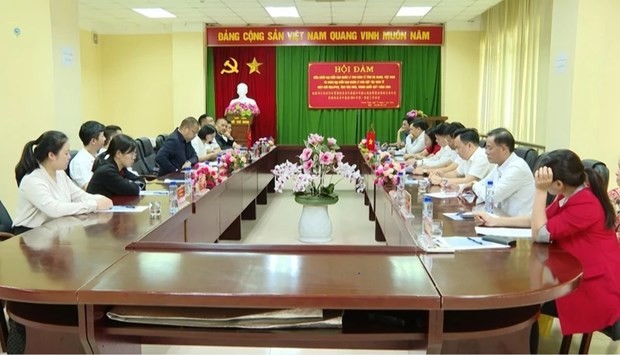 Vue de l’entretien entre les comités de gestion de la zone économique de la province vietnamienne de Hà Giang et de la zone de coopération économique frontalière de Malypo de la province chinoise du Yunnan. Photo : VNA 