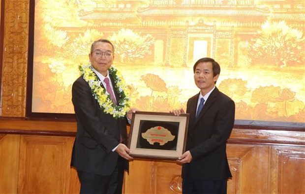 Le médecin japonais Tadashi Hattori (gauche) reçoit le titre de «Citoyen d'honneur de la province de Thua Thiên – Huê». Photo: VNA