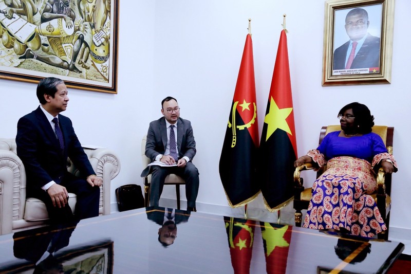 Le ministre de l'Éducation Nguyen Kim Son, également coprésident du Comité intergouvernemental Vietnam-Angola, rencontre Luísa Damiao, vice-présidente du Mouvement populaire de libération de l'Angola. Photo : VOV