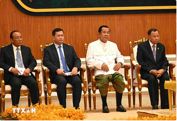 Le Président du Conseil consultatif suprême du roi, Samdech Techo Hun Sen, et Président du Sénat. Photo : AKP/VNA.