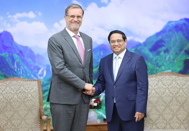 Le Premier ministre Pham Minh Chinh (à droite) et l’ambassadeur de France au Vietnam Olivier Brochet. Photo : VNA.