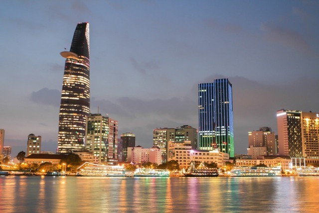 Des immeubles de grande hauteur le long de la rivière Saigon à Hô Chi Minh-Ville. Photo : toquoc.vn