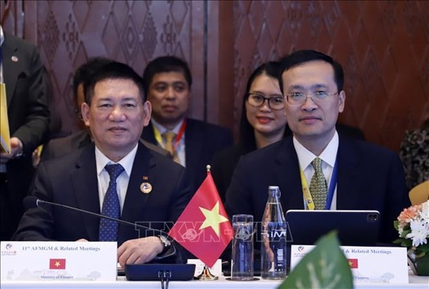 Le ministre des Finances, Hô Duc Phoc (à gauche), et le vice-gouverneur de la Banque d'État, Pham Quang Dung. Photo : VNA.