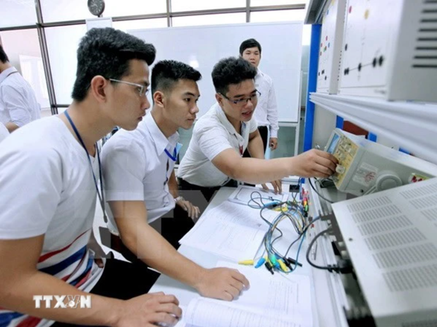 Des étudiants spécialisés en électronique et télécommunications lors d'une séance pratique. Photo : VNA.