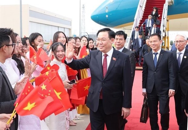 Le Président de l’Assemblée nationale du Vietnam Vuong Dinh Huê à sa descente d’avion à l’aéroport international de Pékin, le 7 avril. Photo : VNA