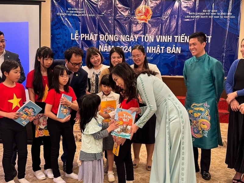 La vice-ministre des Affaires étrangères Lê Thi Thu Hang offre des livres de vietnamien aux élèves vietnamiens au Japon. Photo : baoquocte.vn