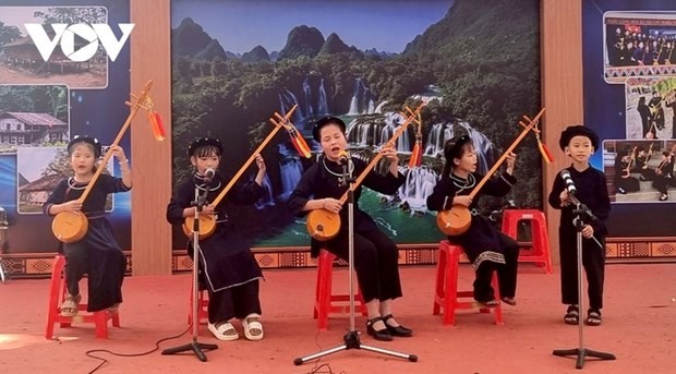 Jeunes talents en représentation de "tinh". Photo : VOV.