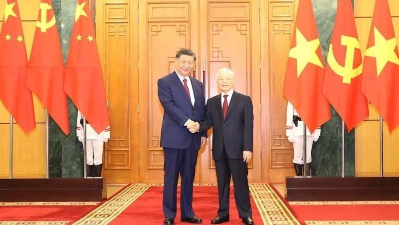 Le Secrétaire général du PCV Nguyên Phu Trong (à droite) et le Secrétaire général et Président chinois Xi Jinping lors de la visite d'État au Vietnam du Xi Jinping en décembre 2023. Photo : VNA.
