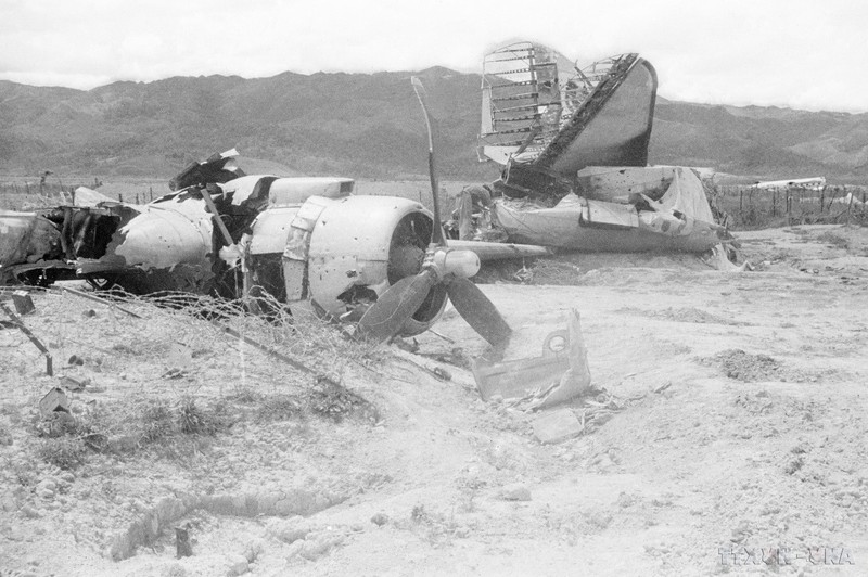 Des épaves d’avions abattus et détruits par nos troupes éparpillées sur le champ de bataille de Diên Biên Phu. Photo : VNA.