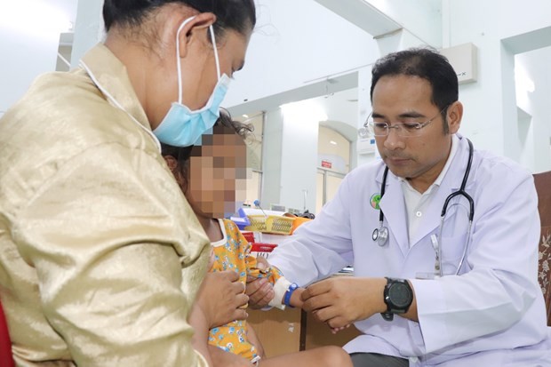 Un médecin de l'Hôpital pédiatrique Nhi Dông 2 donne des soins médicaux à la fillette cambodgienne. Photo : VNA.