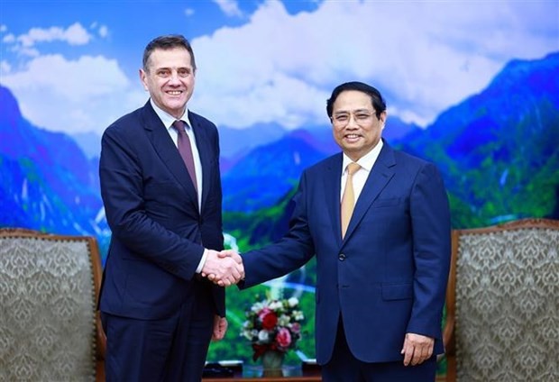 Le Premier ministre Pham Minh Chinh (à droite) serre la main du nouvel ambassadeur de Bulgarie au Vietnam, Pavlin Todorov. Photo : VNA.