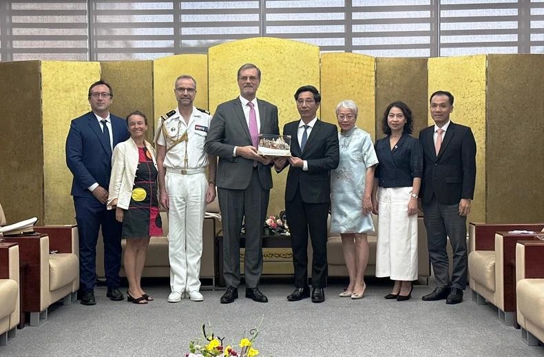 Lors de la réunion entre le vice-président du Comité populaire municipal Trân Chi Cuong et l’ambassadeur de France au Vietnam, Olivier Brochet. Photo : NDEL.