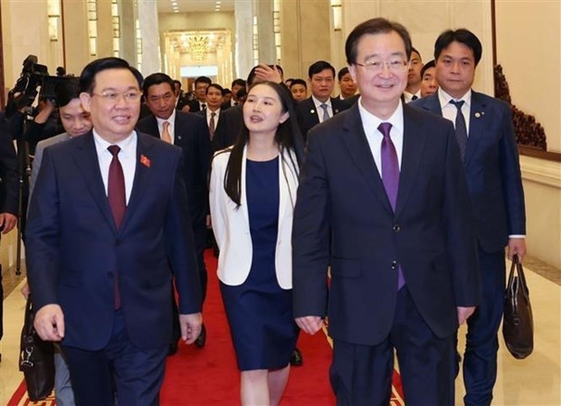 Le Président de l’Assemblée nationale du Vietnam (ANV) Vuong Dinh Huê (à gauche) et secrétaire du Comité provincial du Parti du Yunnan et président du Comité permanent de l’Assemblée populaire provinciale, Wang Ning. Photo : VNA