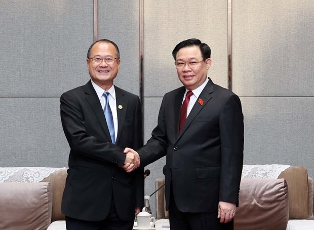 Le Président de l'Assemblée nationale, Vuong Dinh Huê (droite), et Jonathan Choi, président du groupe SUNWAH. Photo : VNA.