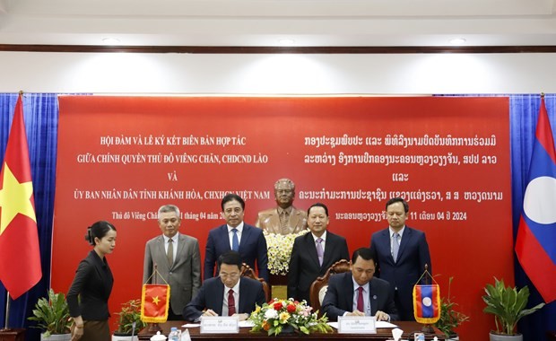 Cérémonie de signature d'un protocole d'accord entre la province de Khanh Hoa et la capitale lao. Photo : VNA.