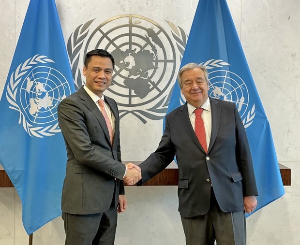 L'ambassadeur Dang Hoàng Giang (à gauche), chef de la Mission permanente du Vietnam auprès de l'ONU, et le secrétaire général de l'ONU, Antonio Guterres. Photo : VNA.