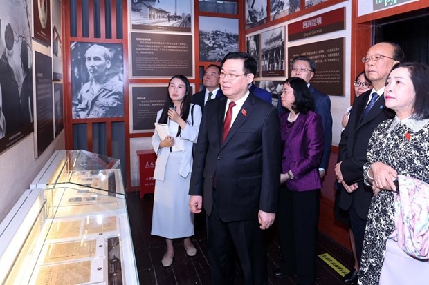 Le Président de l'Assemblée nationale Vuong Dinh Huê visite le site des reliques du Président Hô Chi Minh. Photo : VNA.