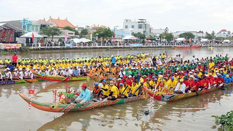 Lors d’un festival des courses de bateaux Ngo dans la province de Trà Vinh. Photo : NDEL.