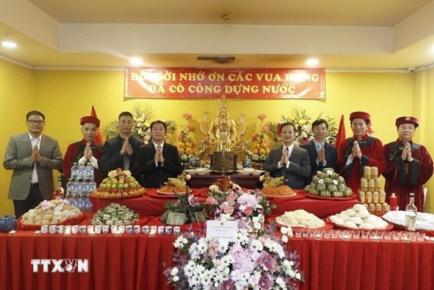 Les Vietnamiens en Russie ont organisé le 18 avril à Moscou une cérémonie pour commémorer les rois Hung - les légendaires fondateurs de la nation. Photo: VNA