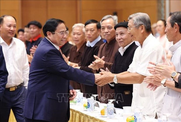 Le Premier ministre Pham Minh Chinh et des patriarches, chefs de village, artisans et personnalités prestigieuses. Photo: VNA
