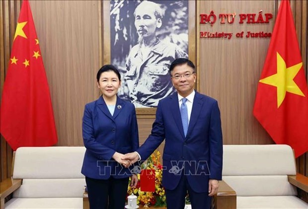 Le ministre vietnamien de la Justice Le Thanh Long et son homologue chinois, Mme He Rong. Photo: VNA