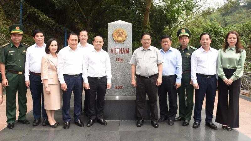 Le Premier ministre Pham Minh Chinh s’est rendu dimanche matin, 21 avril, au poste-frontière international Huu Nghi. Photo : VNA.