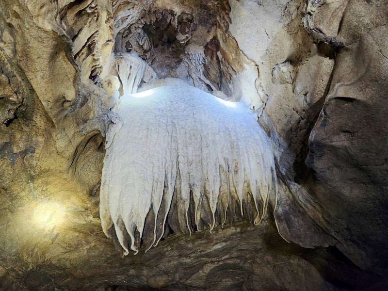 La grotte avec la rivière et les stalactites a été découverte lors d’une extraction de pierres dans la province de Thanh Hoa. Photo : laodong.vn